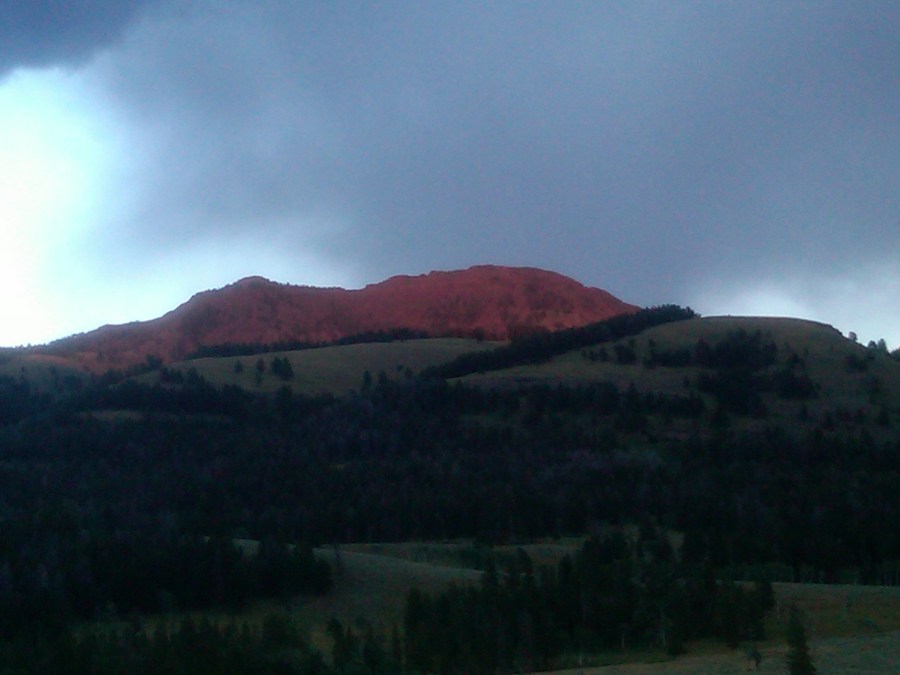 /home/wpcom/public_html/wp-content/blogs.dir/3e6/17878083/files/2011/08/sunset-turning-rocks-orange-in-yellowstone.jpg Sunset torning rocks orange in Yellowstone