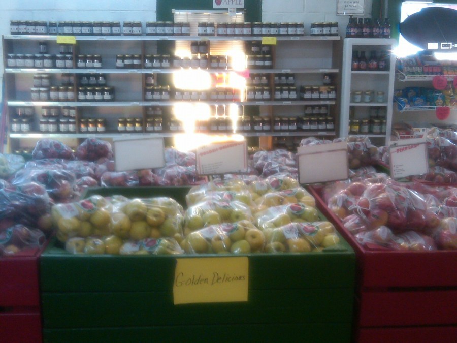 /home/wpcom/public_html/wp-content/blogs.dir/3e6/17878083/files/2011/11/deal-orchards-display.jpg Deal Orchards Display