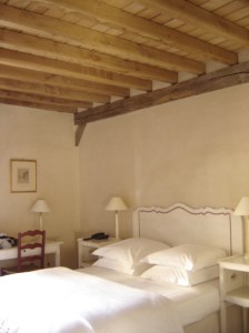 Troyes - Champ des Oiseaux - bedroom and desk
